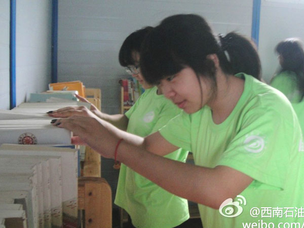 7��20�����巿����Đ��ĕ��ݽK��������ʯ�ʹ�W(xu��)У��ӛ�߈F꠆T����Ŭ���²����ꮅ���D��һ��꠆T������D���^����¶������ϲ��Ц�ݡ�