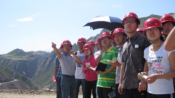 7��9����ʯ���Ӵ�W(xu��)��������顱�F(tu��n)�(du��)�ڶ���ǰ����˹����ˮ���м~��������(sh��)���{(di��o)�п�˹����ˮ���м~���̵ĵ��|(zh��)��r���D���(du��)�T��?c��)��J(r��n)�� (t��ng)ȡ�����ώ����v����