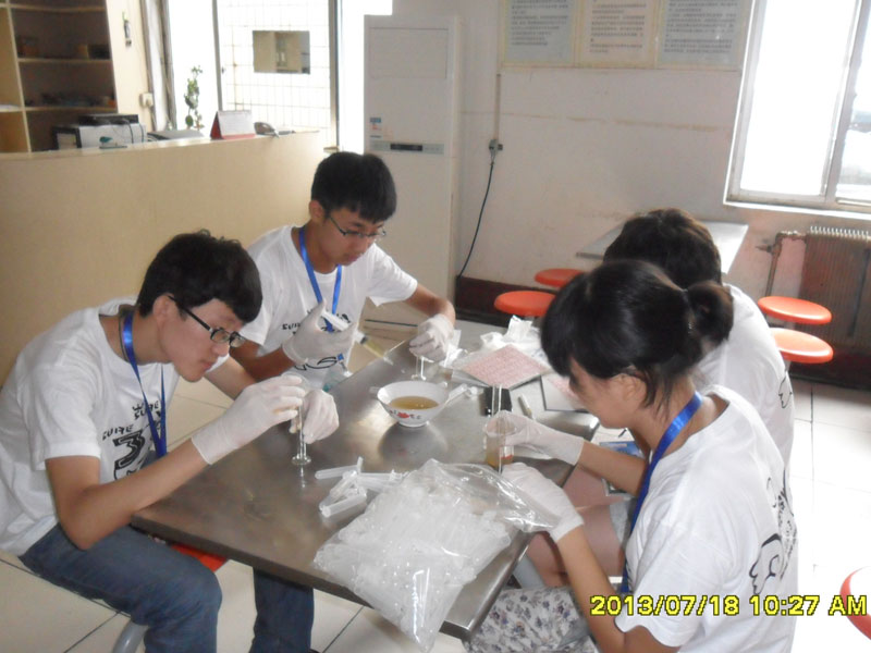 7��27�������ϴ�W(xu��)���YԴ�ɡ��������(hu��)��(sh��)�`���(du��)���_(d��)��һ��(g��)��(sh��)�`�ء����ĳǡ��(du��)�T���R��ͣ��ǰ����һ��(g��)ȡ���c(di��n)�M(j��n)��ȡ�ӹ������D���(du��)�T��?c��)ڌ?00ml�Ę�Ʒ�b�M(j��n)20��(g��)С������ԇ��ƿ�С�