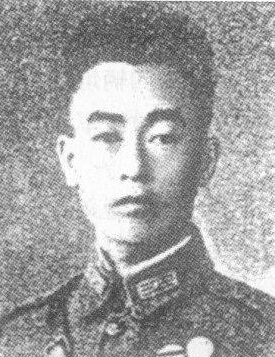 ����t��1905��9�������F��ʡ�󲨿h�ˡ�1926�꣬�����S��܊�ٌW(xu��)У��5�ڲ����ƌW(xu��)��(x��)��1937��������t�����ʲ�������������������(zh��n)��ؓ؟(z��)���ؼζ�һ�������˔��˶���M������������(zh��n)�󣬗���t�����ʲ��D(zhu��n)�Ƶ����֮����(zh��n)���_ʼ�Γ���ӣ���܊�{(di��o)����(y��u)�ݱ�����������t�c������ʿ�����ڽ��u�I(l��ng)������t��������ʿ���c��܊����(zh��n)������ҹ�� 1939��2��������t�����ʲ�������𣨲����䣨������·������܊�������Ď��F����(zh��n)�У����ұ���������������ѳ����