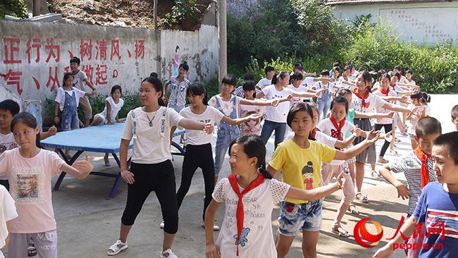 ���ϿƼ���W(xu��)��һ��һ·���x��(w��)֧���c���ʷ�ؚ�{(di��o)�Ќ��`�F��������ꖿh��¹ɽ�(zh��n)�u�ŸG���_չ�x��(w��)֧�̺ͷ�ؚ�{(di��o)�����D��־Ը�߽̺��ӂ�̫�Oȭ�����F��ṩ��