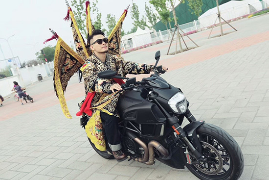 演員騎著哈雷車(chē)酷炫出場(chǎng)。 溫明 攝