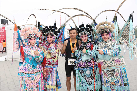 演員與運(yùn)動(dòng)員合影。 溫明 攝