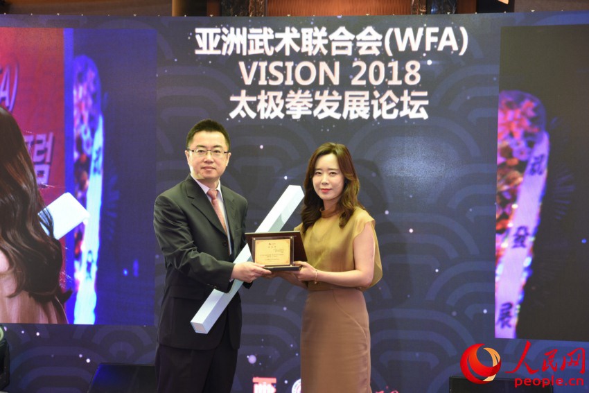 周玉波總經(jīng)理向中國貿(mào)促會(huì)駐韓國代表處首席代表?xiàng)顣攒婎C發(fā)了感謝牌。裴埈基攝