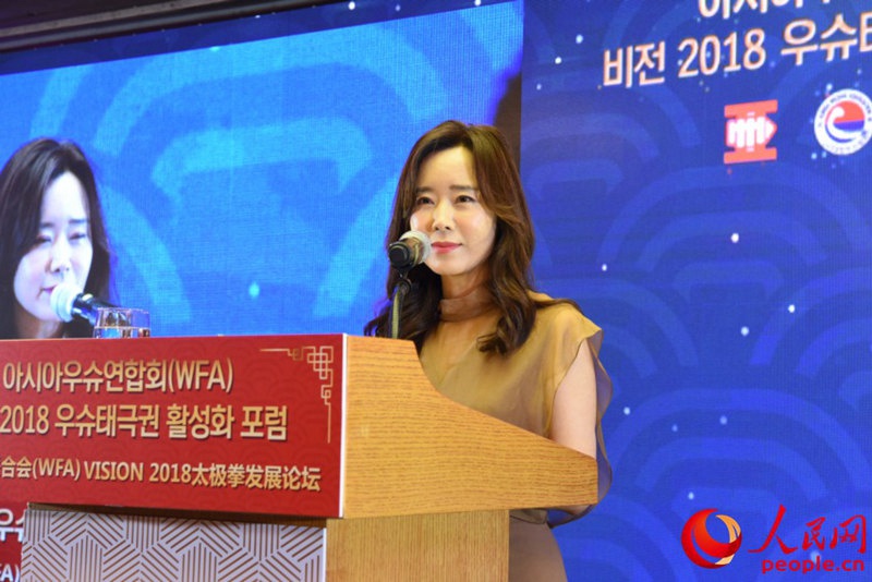 人民網(wǎng)韓國(guó)公司總經(jīng)理周玉波出席論壇並致辭。裴埈基攝