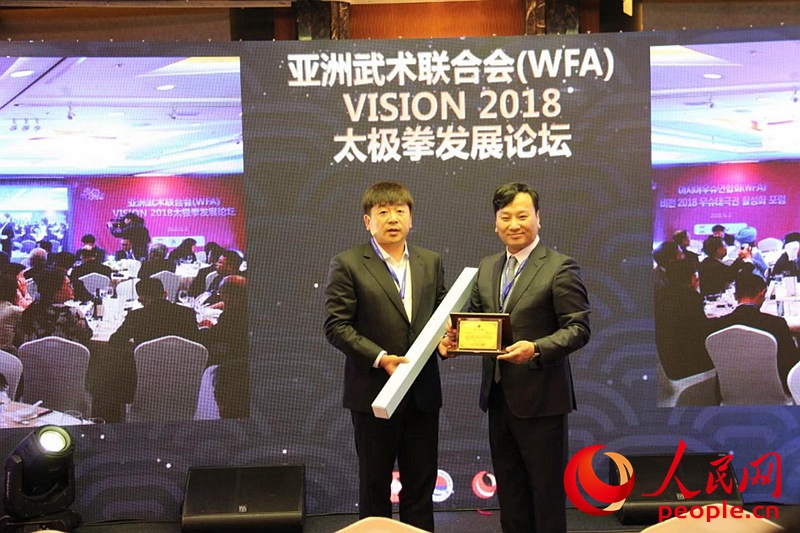 樸昶范會長向昌世旅游集團會長金星天授予了感謝牌。