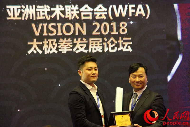 樸昶范會(huì)長(zhǎng)向納諾電子化學(xué)公司總經(jīng)理沈益滸授予了感謝牌（副總經(jīng)理崔龍代替領(lǐng)獎(jiǎng)）。