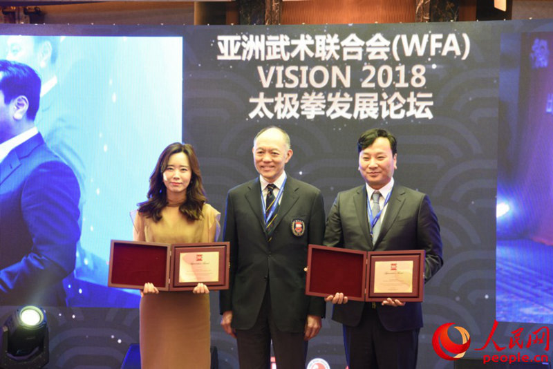 霍震寰主席向周玉波總經理和樸昶范會長頒發(fā)了功勞獎。裴埈基攝