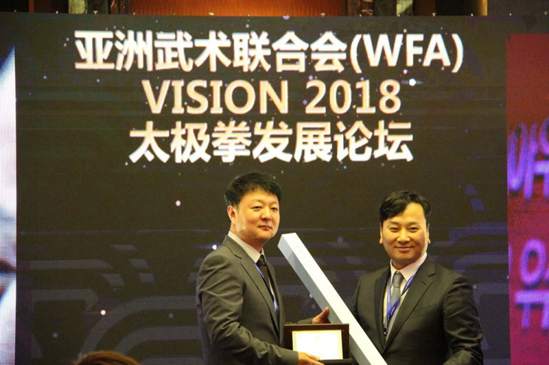 樸昶范會(huì)長向納諾生物制劑公司總經(jīng)理鄭尚熏授予了感謝牌。