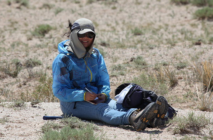 毛方園在野外科考現(xiàn)場(chǎng)。受訪者供圖