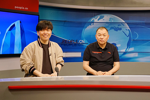 電影頻道節(jié)目中心副總編輯王平久（右）、音樂制作人常石磊（左）做客人民網(wǎng)。人民網(wǎng)記者 皇甫萬里 攝