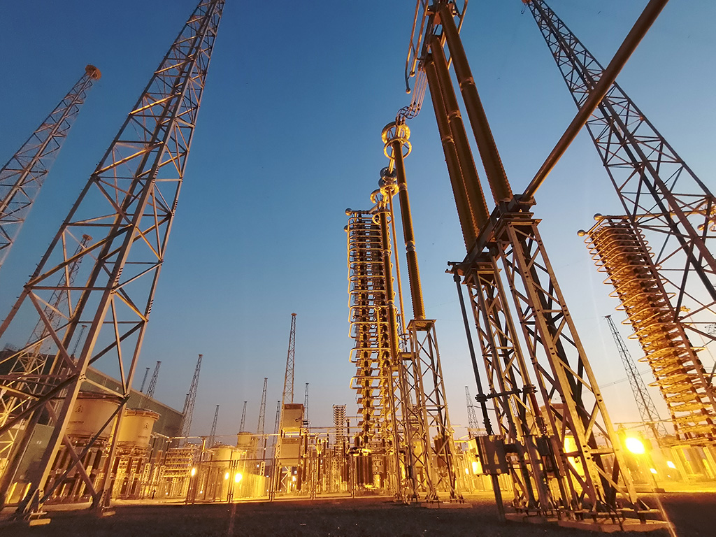 ±660kV巴基斯坦默蒂亞里-拉合爾（默拉）直流輸電項目拉合換流站夜景。（國家電網(wǎng)供圖）