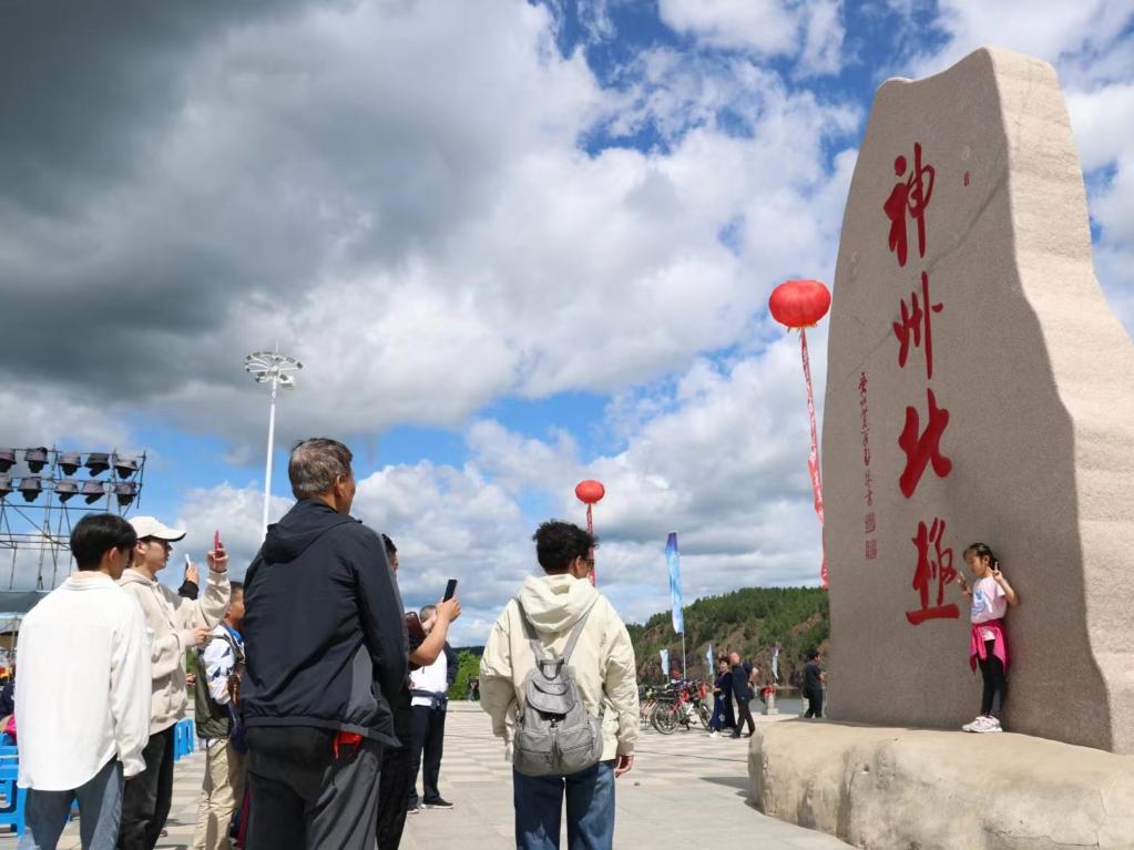 游客在漠河市地標(biāo)前打卡。新華社記者 徐凱鑫攝