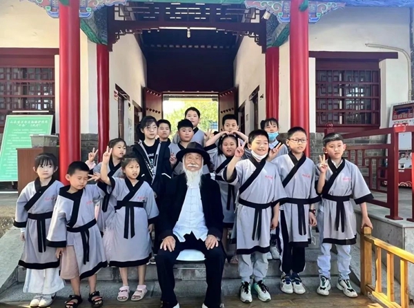 聽孔廟歷史見證人——白胡子爺爺講述臨沂城過去的故事。臨沂市博物館供圖