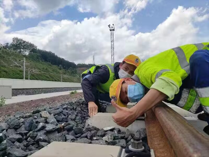 佟郎（左）正在檢修鐵路。受訪者供圖