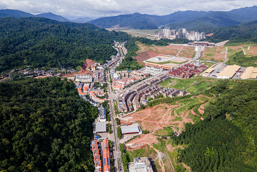 磨憨口岸俯瞰，右前方高層白色建筑群為老撾境內(nèi)。人民網(wǎng)記者 符皓攝