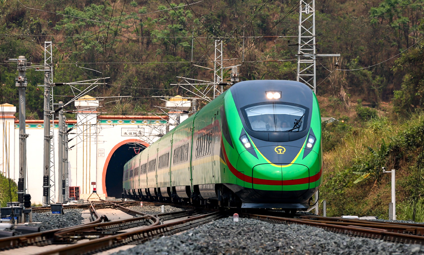 “復(fù)興號”動(dòng)車組列車駛過友誼隧道。徐章位攝