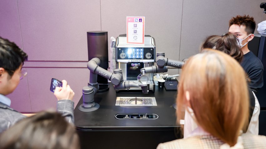 到場觀眾體驗如影智能咖啡大師。主辦方供圖