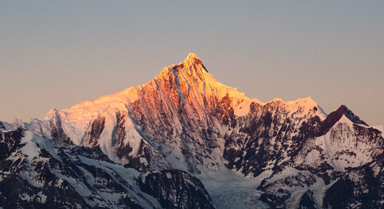 邂逅新年梅裡雪山首個(gè)“日照金山”